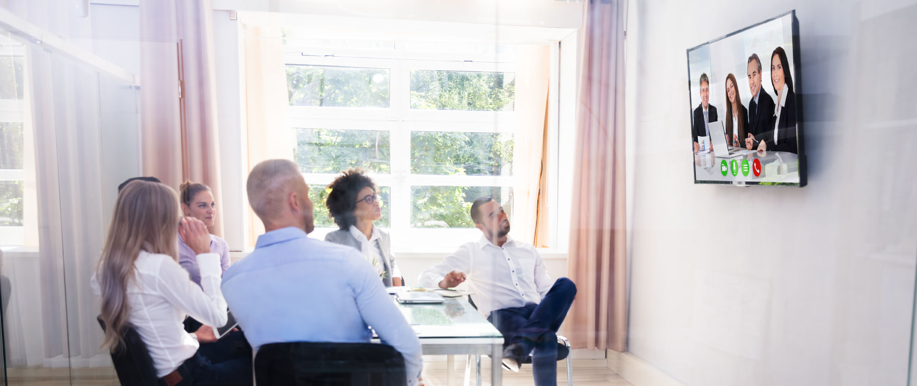 Flipdock improves the Skype for Business experience in meeting rooms